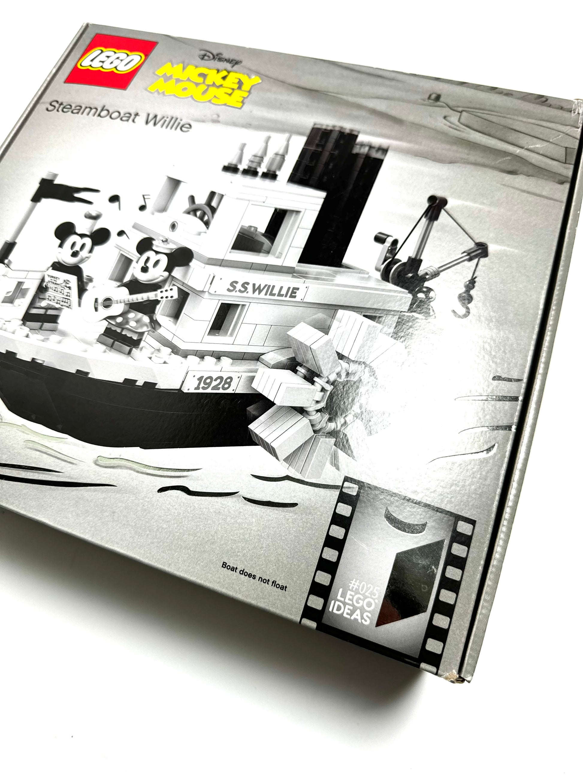 Mickey Mouse x Lego Streamboat Willie 21317